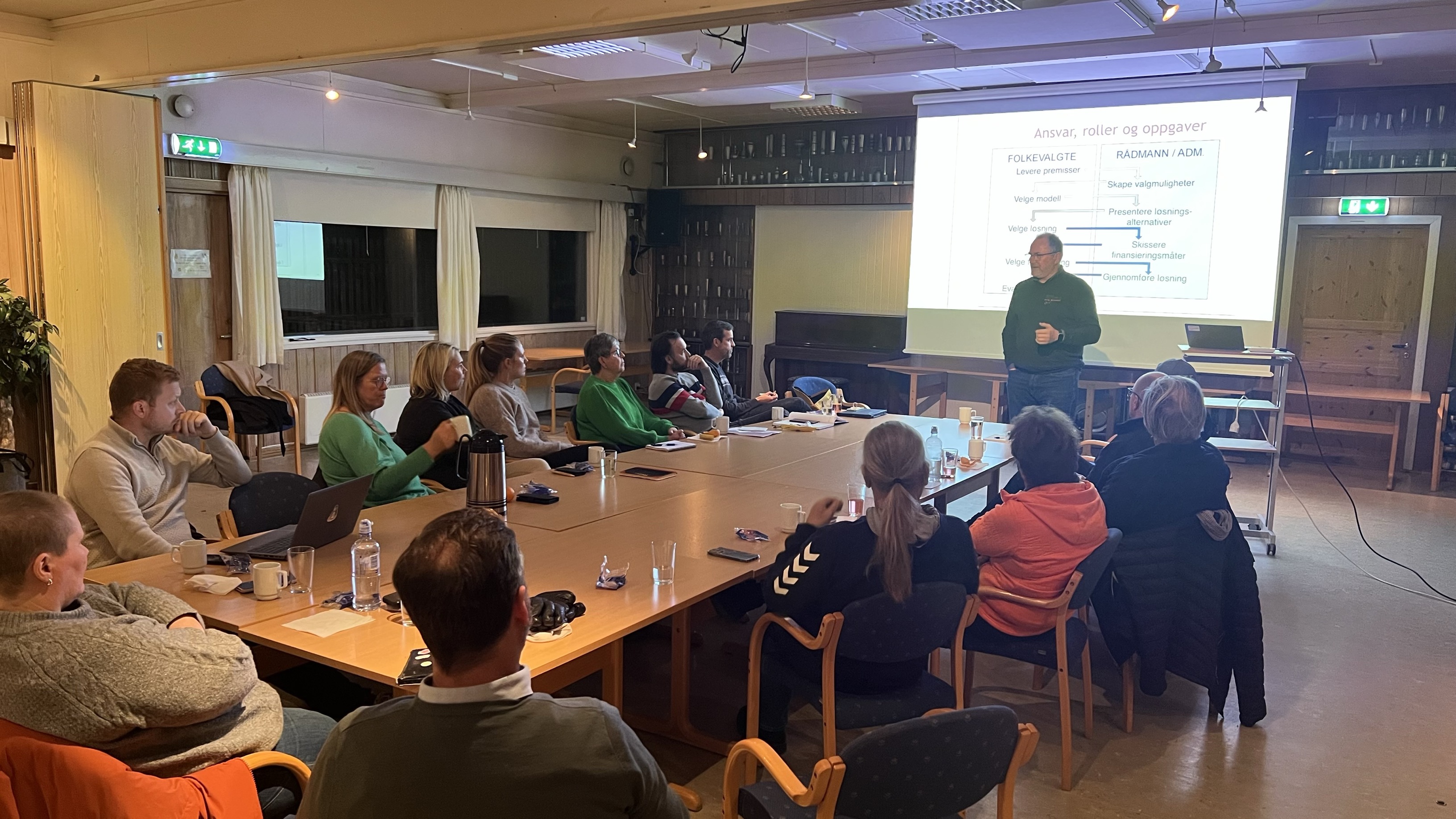 Styremedlem, Hans Erik Utne, holder innlegg om erfaringene han opparbeidet som kommunedirektør og hvordan idrettsrådene kan bruke dette i eget arbeid. 
Foto: Eivind Paauw