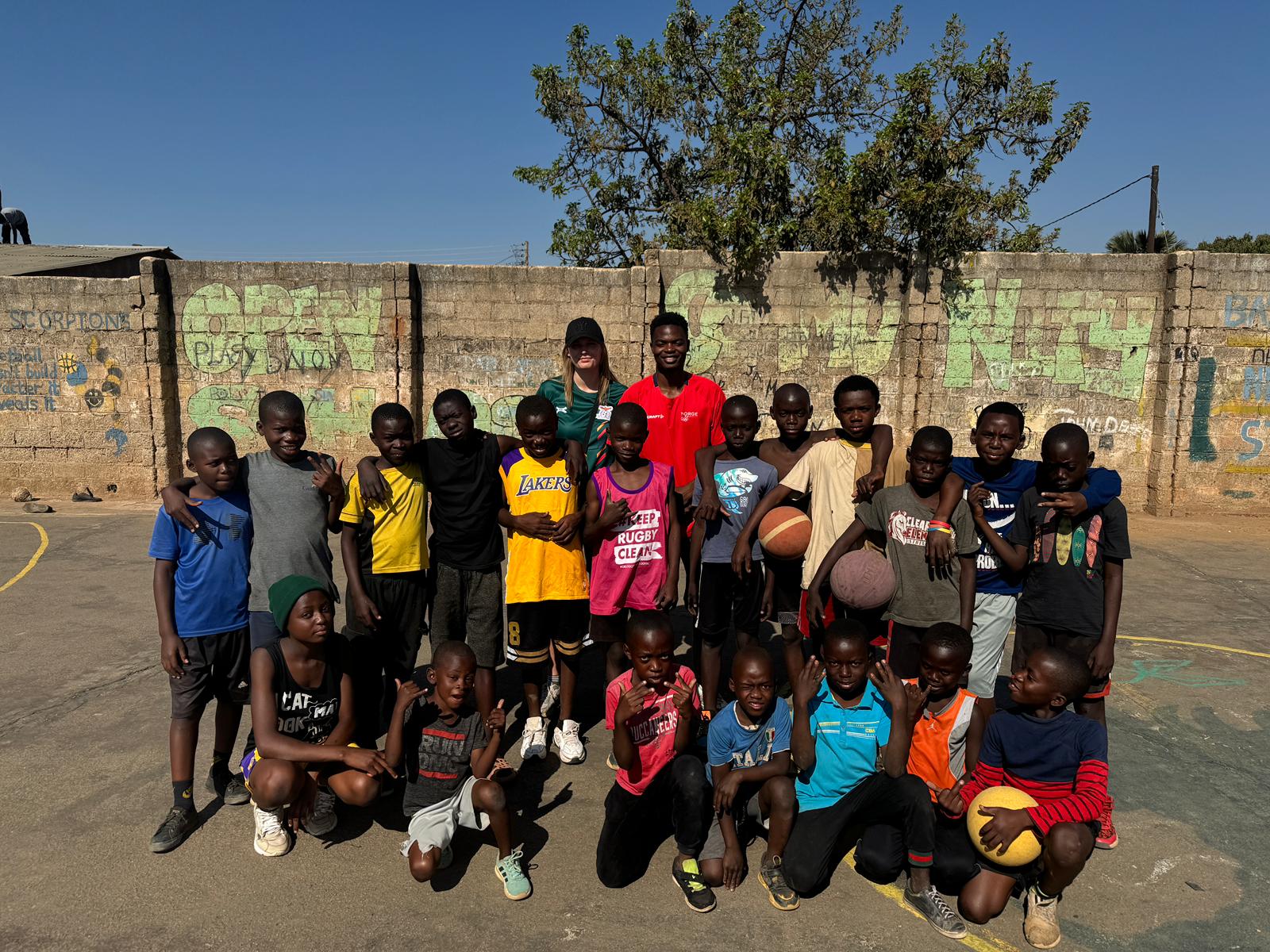 På bildet: Adrianna Berg sammen med basketgruppa hun har ansvaret for i Lusaka, Zambia