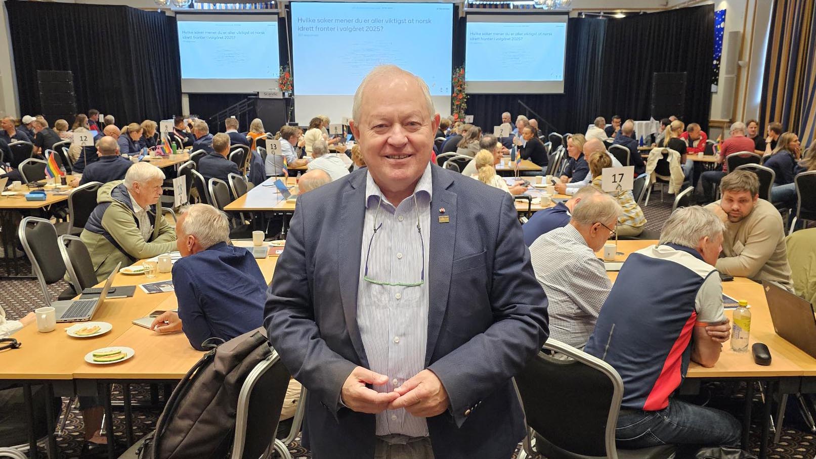 Konstituert idrettspresident, Arne Bård Dalhaug, var en av mange idrettsledere som hadde tatt turen til Ledermøtet 2024 i Ålesund. Foto: Geir Owe Fredheim.
