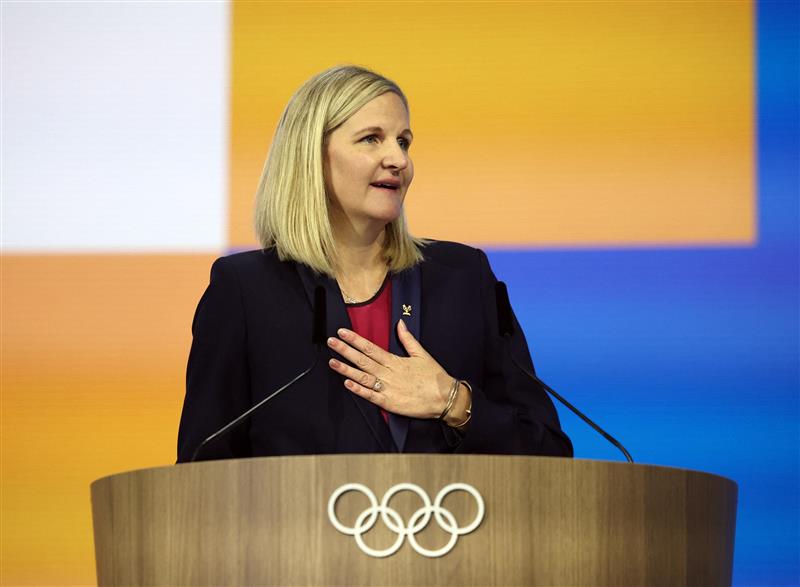 Kirsty Coventry på talerstolen etter seieren. Foto: Louisa Gouliamaki /Reuters / NTB