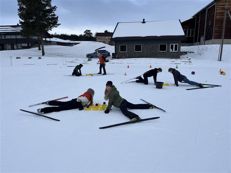 Her fra Rauland skule i Vinje kommune hvor det spilles 3 på rad i stafettform. (Foto: Einar Aabrekk). 