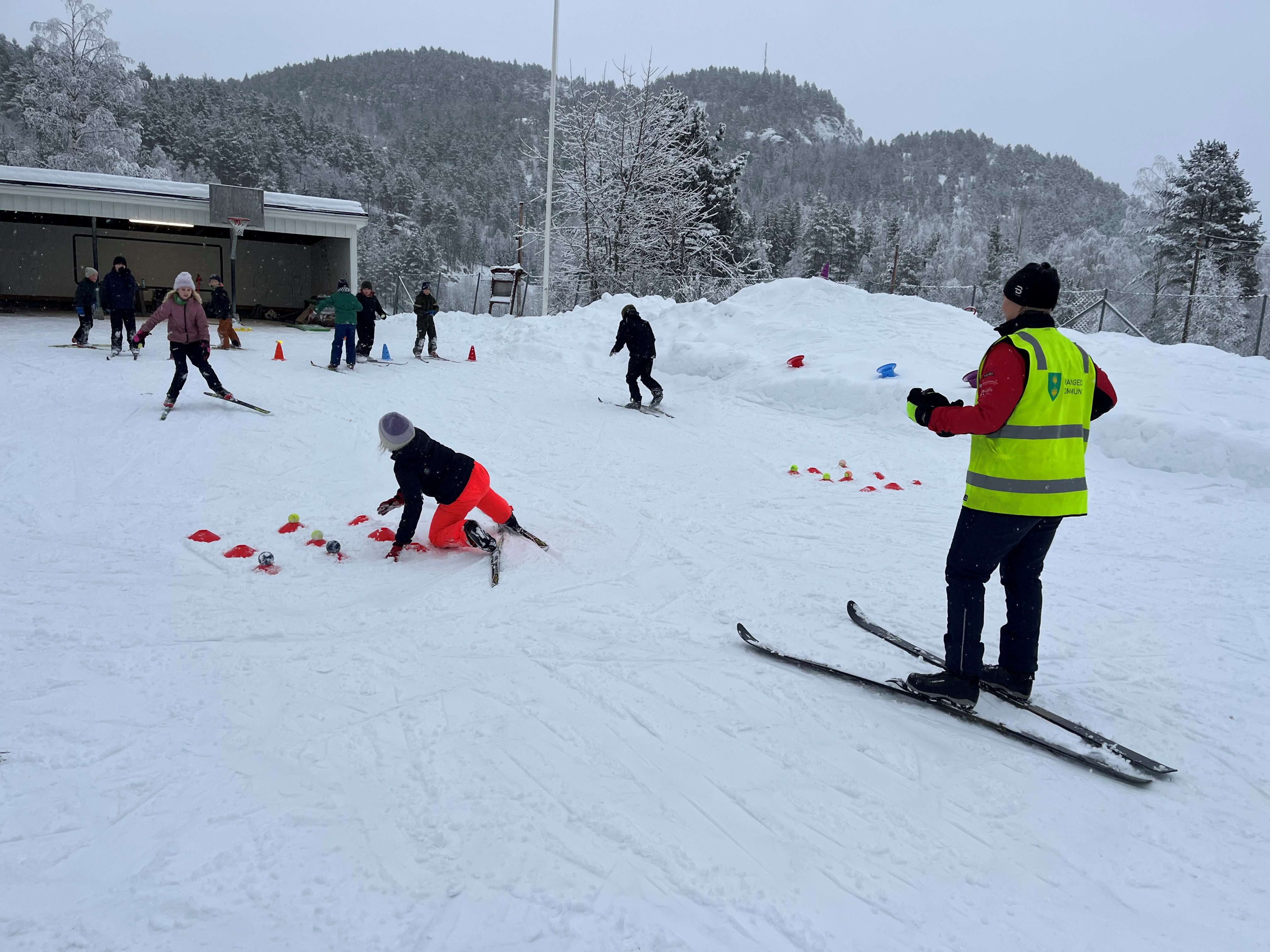 Her fra Tørdal Skule i Drangedal kommune, der det spilles tre på rad i stafettform. (Foto: Einar Aabrekk). 