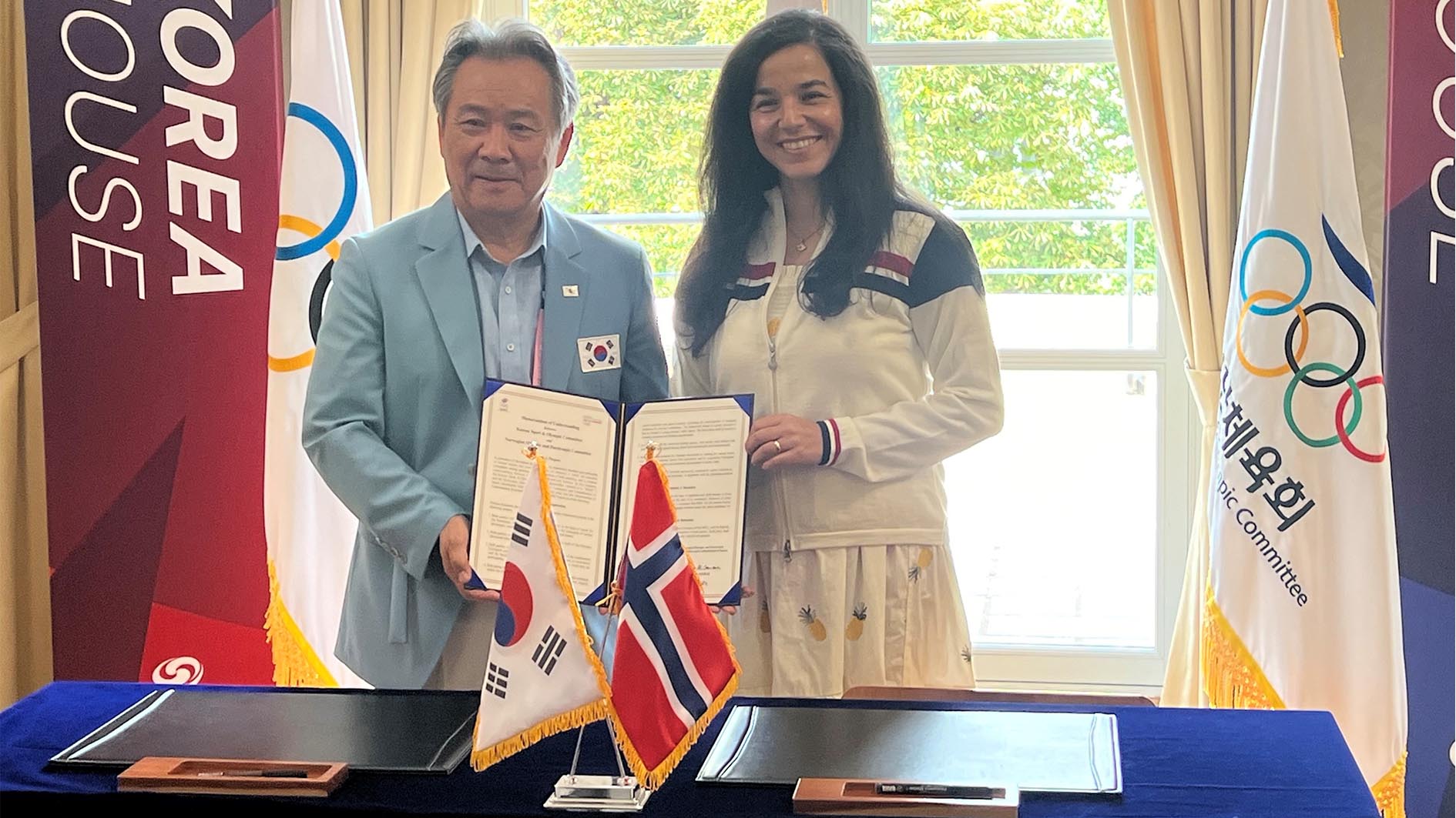 NIF signerte i dag en intensjonsavtale om et fireårig idrettssamarbeid med Sør-Korea (ROK). Fra venstre president Kee Heung LEE for Korean Sport & Olympic Comitte (ROK) og idrettspresident Zaineb Al-Samarai. Foto: Norges idrettsforbund