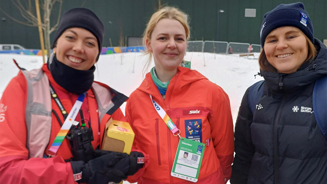 Fra venstre: Ingeborg Dokken Kristiansen, prosjektleder for Ung-Frivillig ski-VM 2025,  sammen med en frivillig under ski-VM og Therese Bentsen, arrangementskonsulent i Norges Skiforbund. Foto: Line Hurrød 