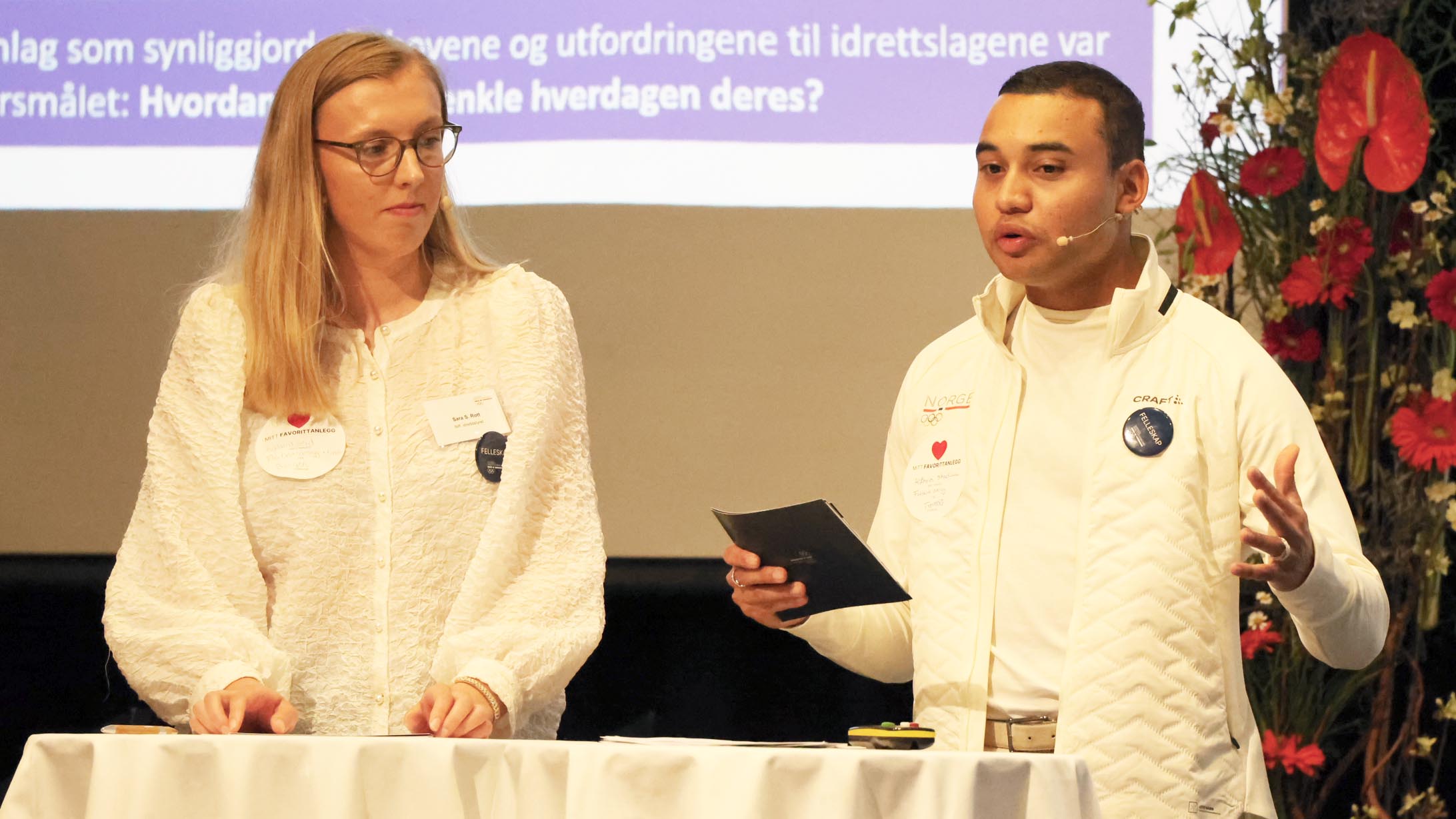 Idrettsstyremedlemmene Sara Stokken Rott og Sebastian Henriksen la frem status i arbeidet med å forenkle idrettslagenes hverdag på NIFs ledermøte i Ålesund.