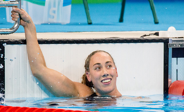 Sarah Louise Rung smiler godt etter at hun sikret sitt 2. gull på 200 meter medley. Foto: Caroline Dokken Wendelborg