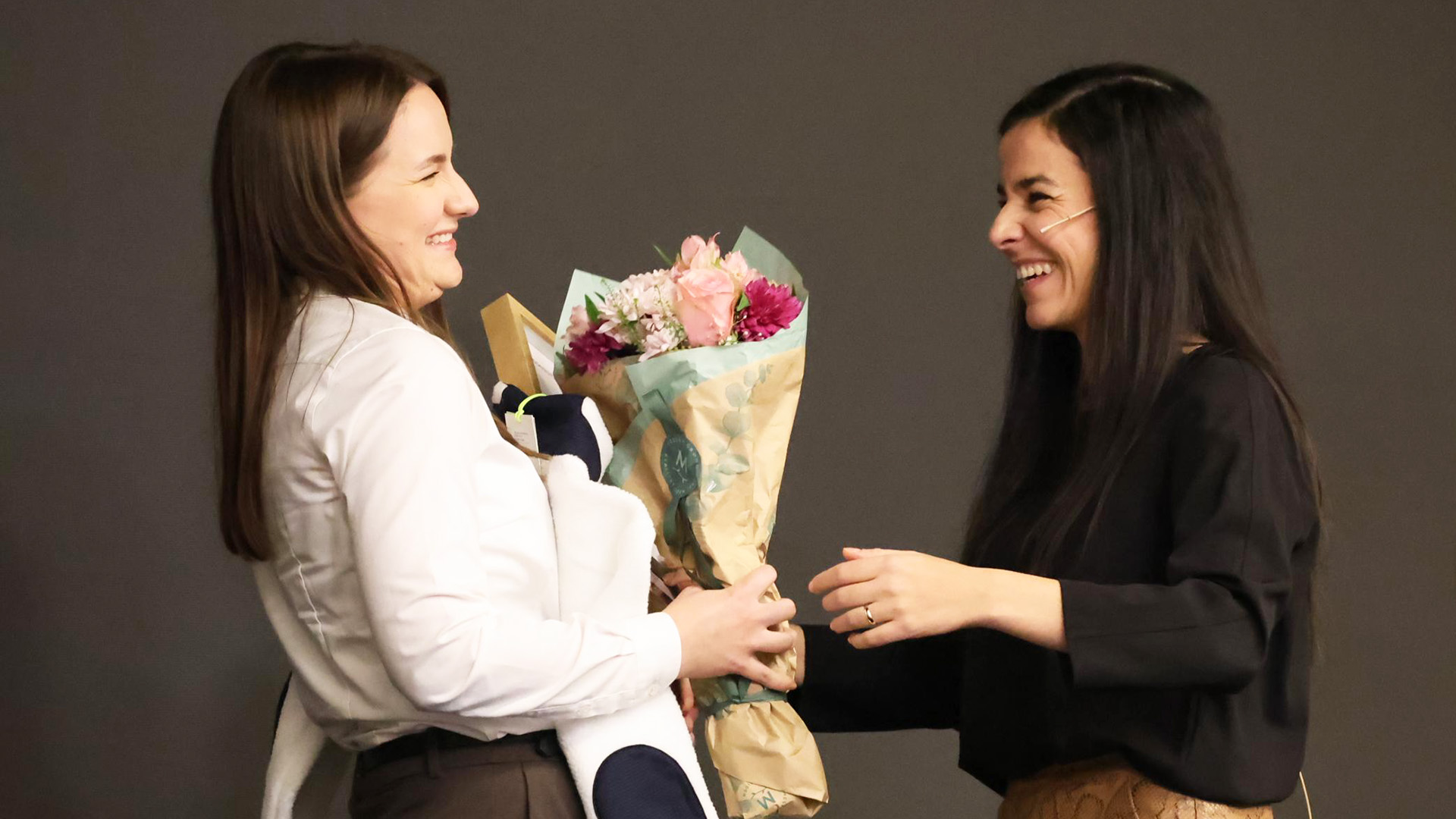 Idrettspresident Zaineb Al-Samarai gratulerer Amalie Husby, president i Norges studentidrettsforbund som årets unge idrettsleder. Foto: Geir Owe Fredheim