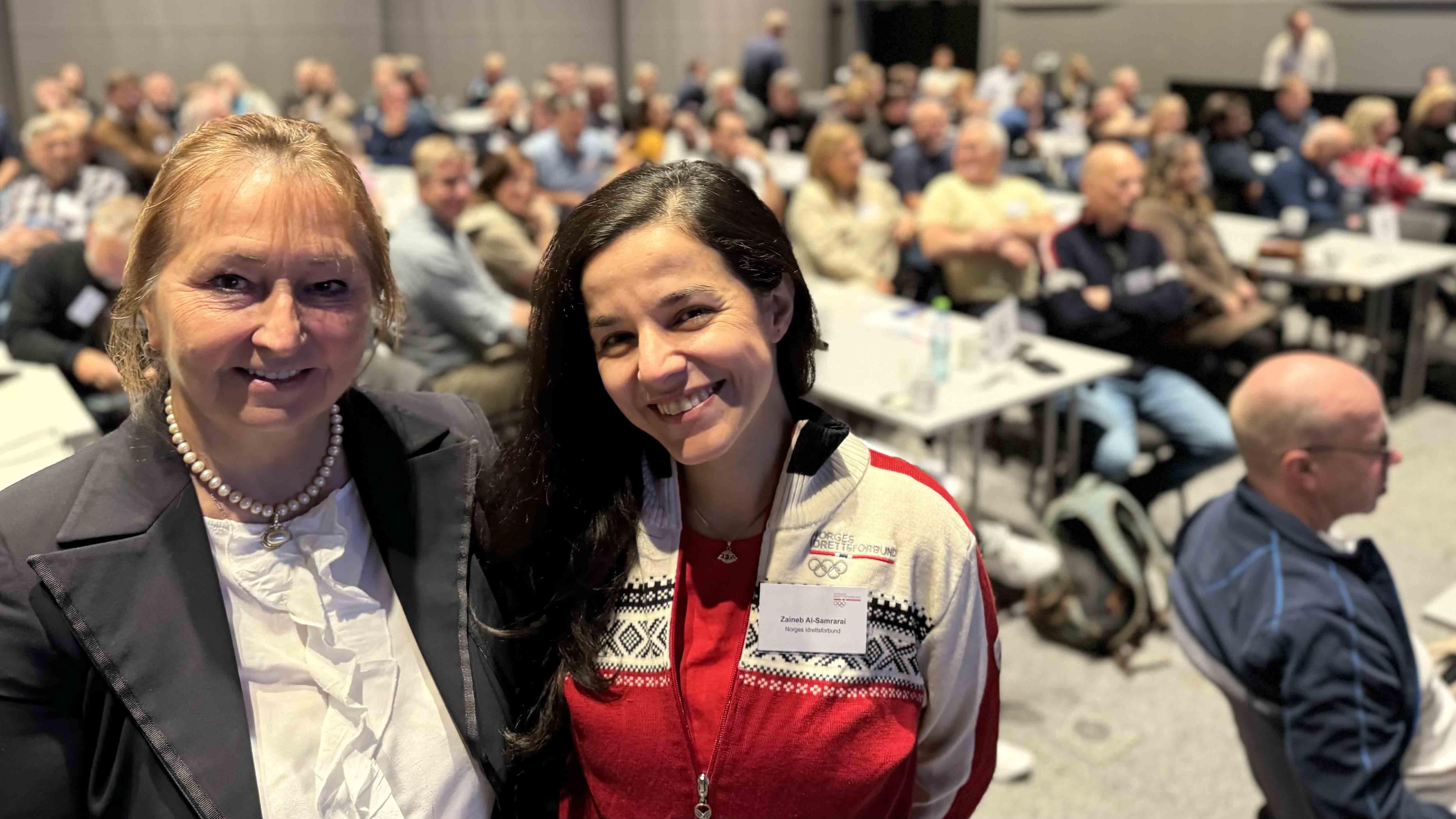 Idrettspresident Zaineb Al-Samarai (til høyre) sammen med leder av KS, Gunn Marit Helgesen. Foto: Erik Unaas