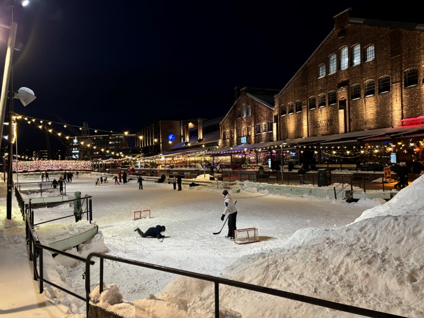 Paraidrettssenteret i Trøndelag og Trondheim kortbaneklubb inviterer til en gratis prøvedag på isbanen ved Solsiden der man kan teste ulike hjelpemidler for skøyteaktiviteter og kjelkehockey.  (Foto: Per-Einar Johannessen)