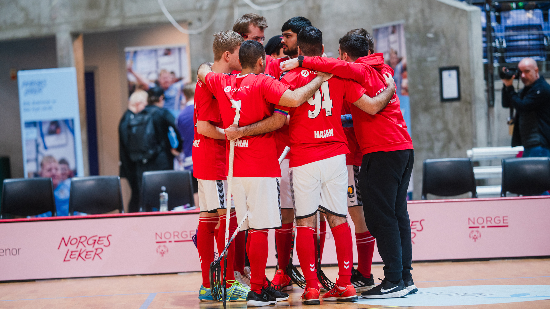 Lagkamerater i innebandy under Norgesleker 2024. Foto: Christian Haukeli, NIF