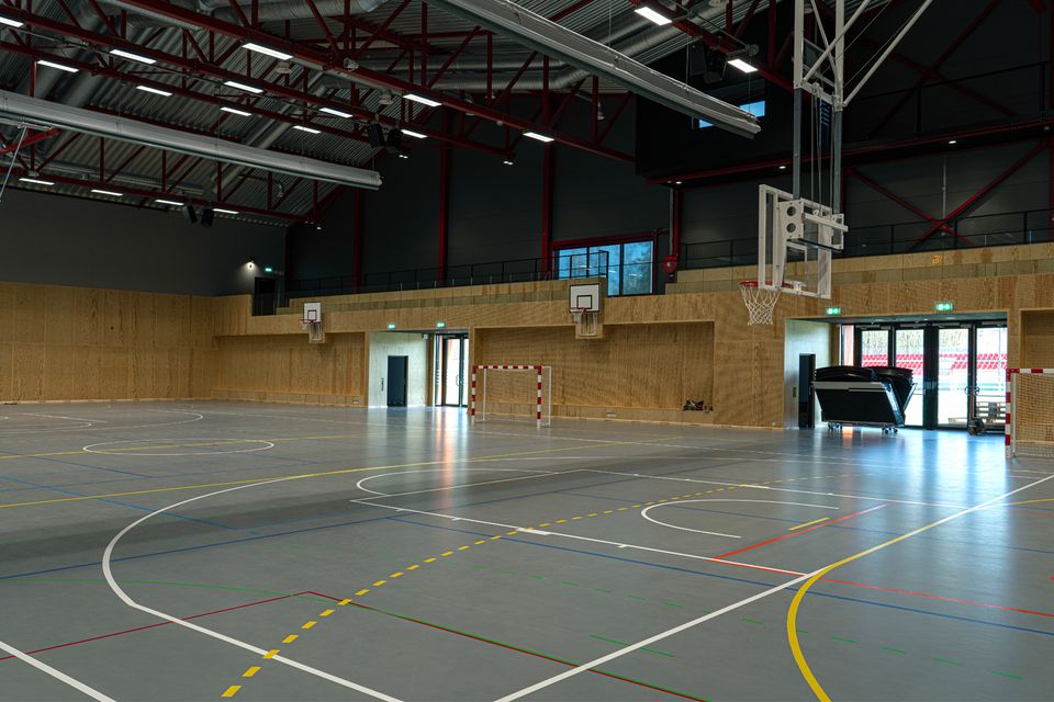 Hallfaten er 45x25 meter og benyttes daglig til håndball, basketball, innebandy, volleyball og basistrening