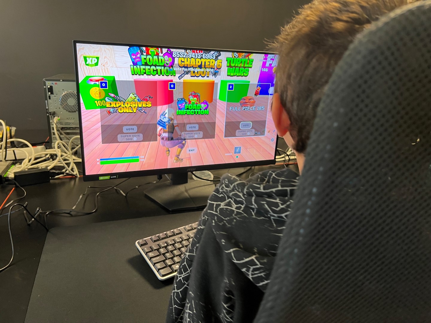 Det er ofte høy aktivitet på gamingrommet i klubbhuset til Gjerpen IL. Her spiller en av guttene Fortnite. 
Foto: Vestfold og Telemark idrettskrets. 