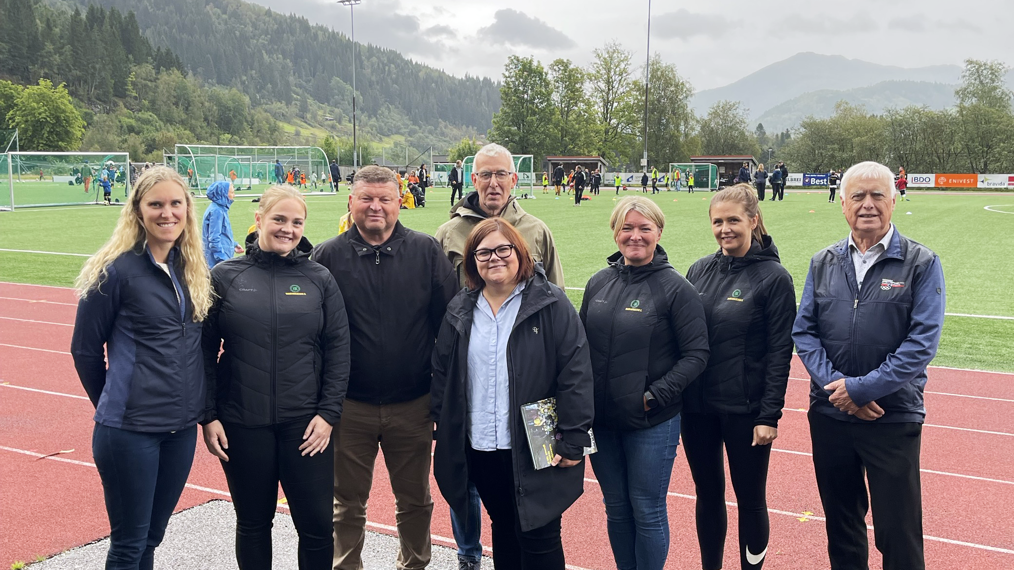 F.v. Randi Marie B. Farnes, organisasjonssjef Vestland idrettskrets, Regine Midtbø Gausemel, varamedlem Tambarskjelvar, Arve Helle, Ap og leiar for hovudutval for samferdsel og mobilitet Vestland fylkeskommune, Kine Bratli Dale, Ap og medlem av fylkesutvalet og nestleiar i hovudutval for kultur, idrett og inkludering, Siss-May Edvardsen, styreleiar Tambarskjelvar IL, Sigrid A. Førde, nestleiar Tambarskjelvar IL og Nils R. Sandal, styreleiar Vestland idrettskrets. Bak: Bjørn Hundershagen, leiar banestyret